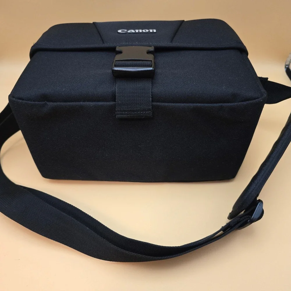 Canon camera shoulder
